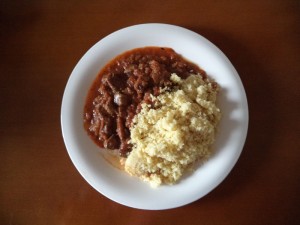 Hígado encebollado en salsa ligera de tomate